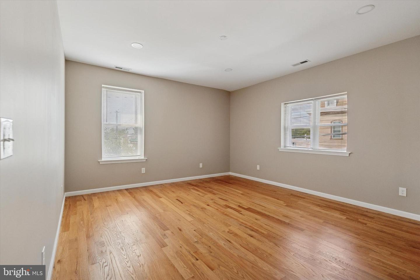 441 Leverington Ave Property Photo 15