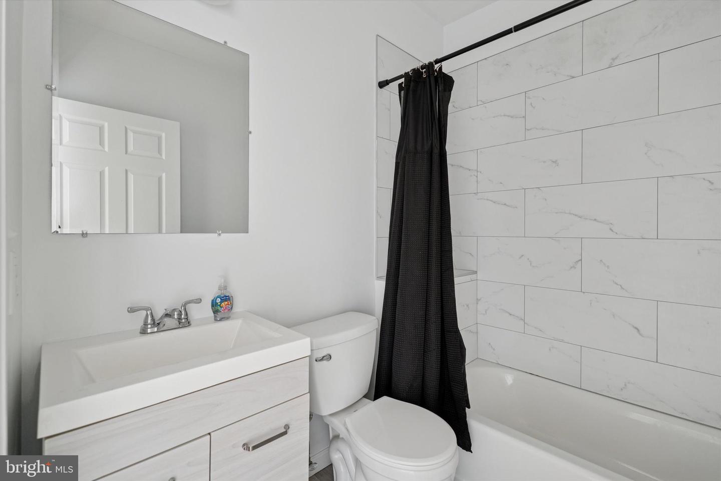 441 Leverington Ave Property Photo 17