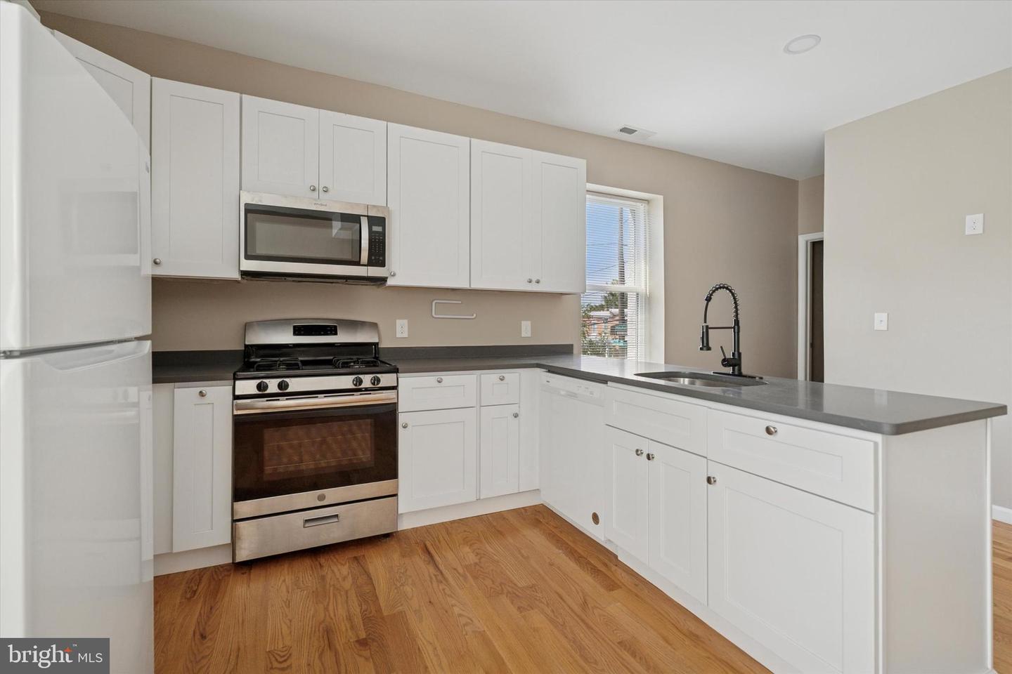 441 Leverington Ave Property Photo 21