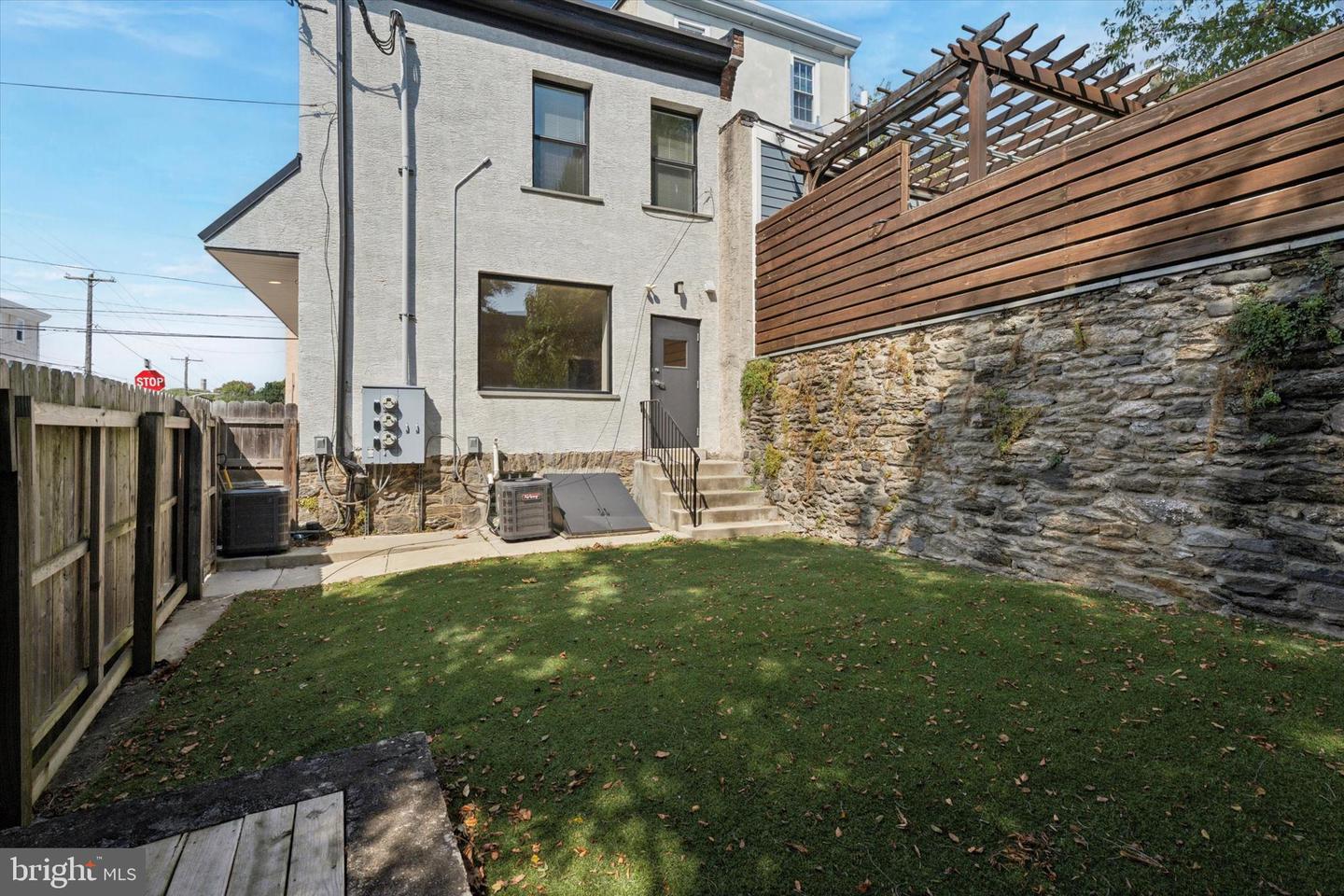 441 Leverington Ave Property Photo 25