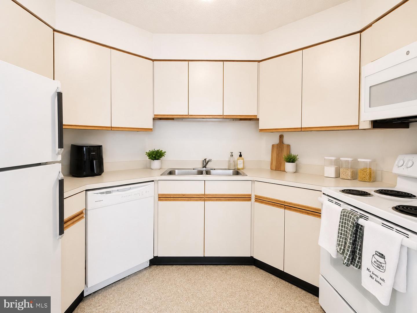 2018-32 Walnut St #8k Property Photo 3