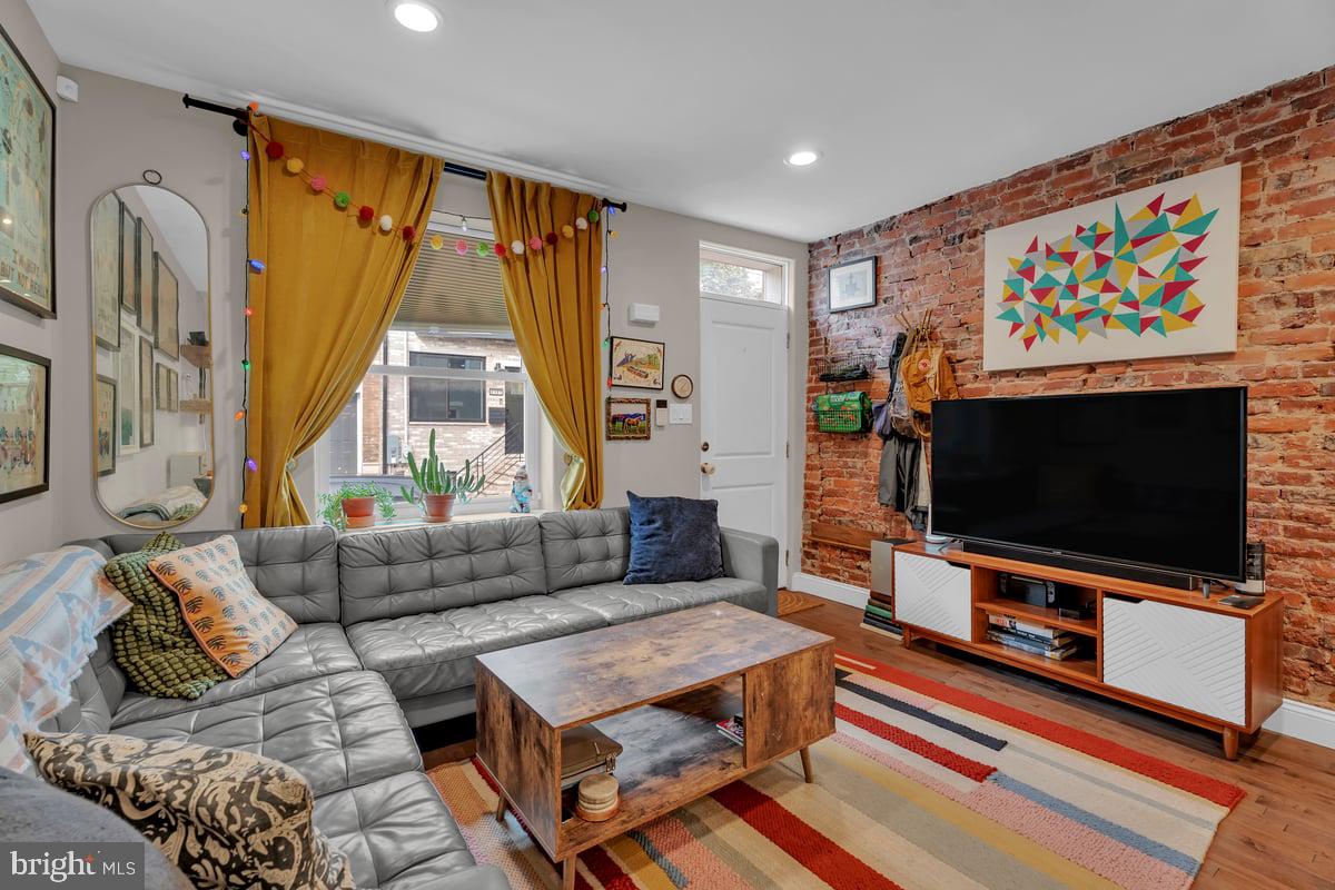 2130 SIGEL ST Property Photo 1