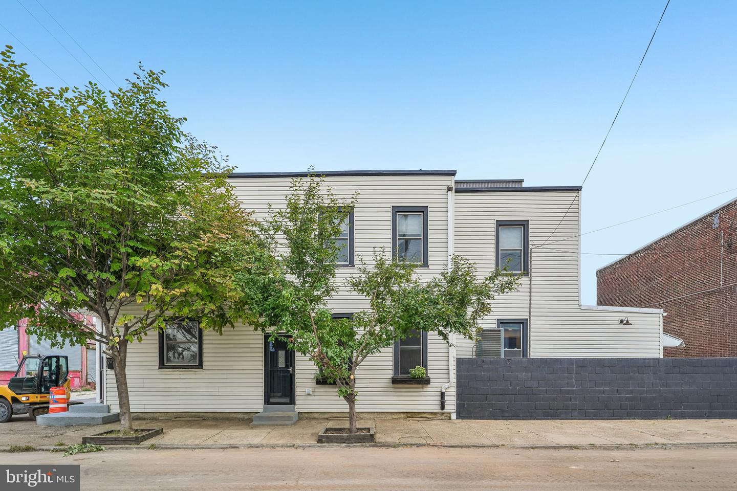 2615 E Tioga St Property Photo 1
