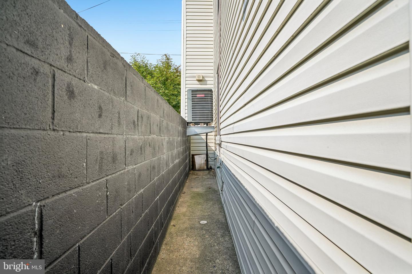2615 E Tioga St Property Photo 24