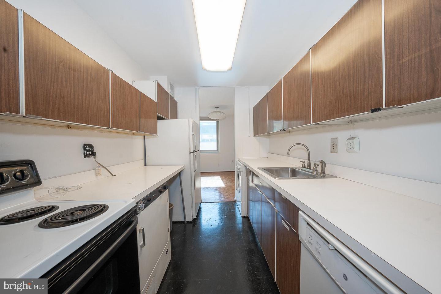 1919 Chestnut St #904 Property Photo 3