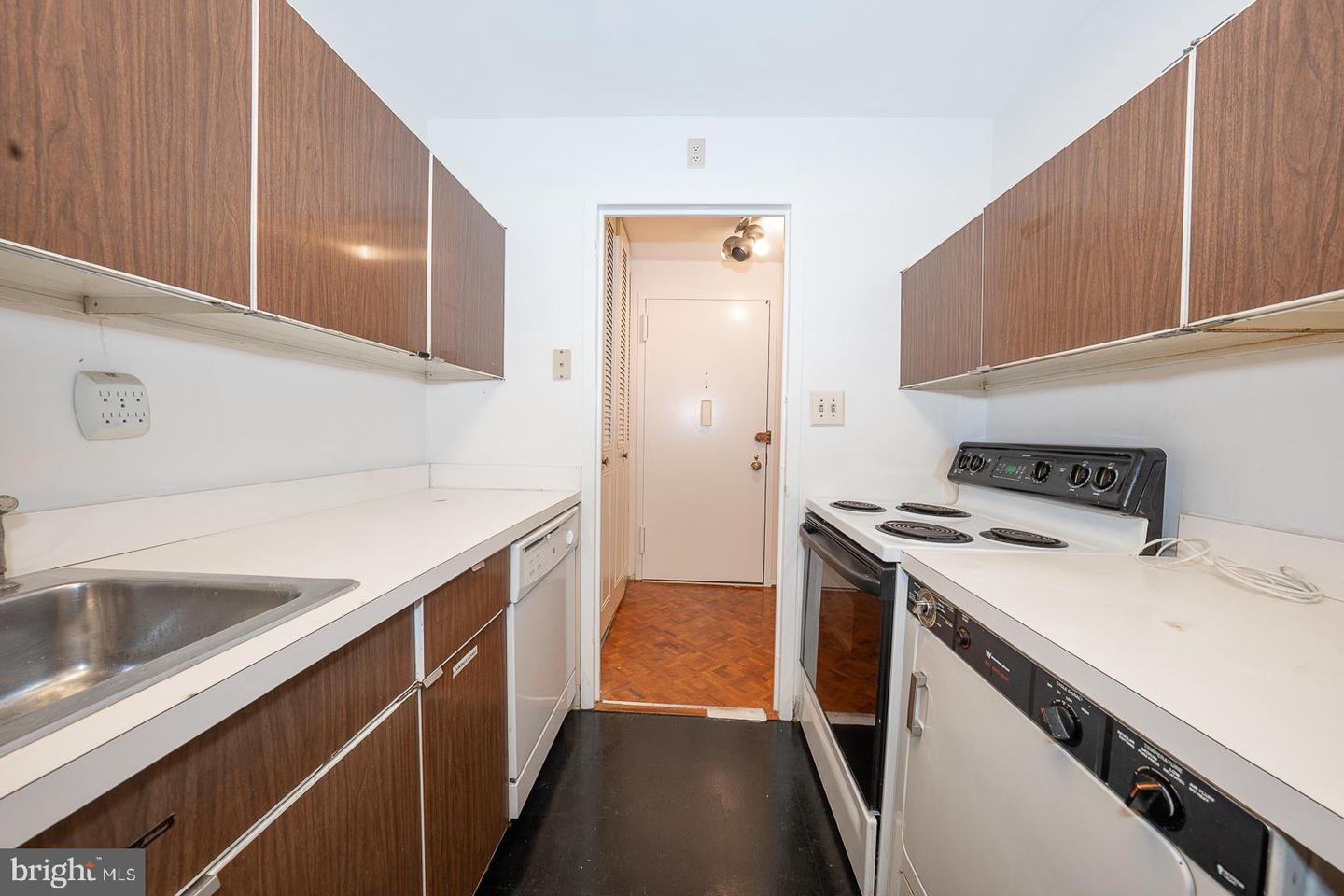 1919 Chestnut St #904 Property Photo 4