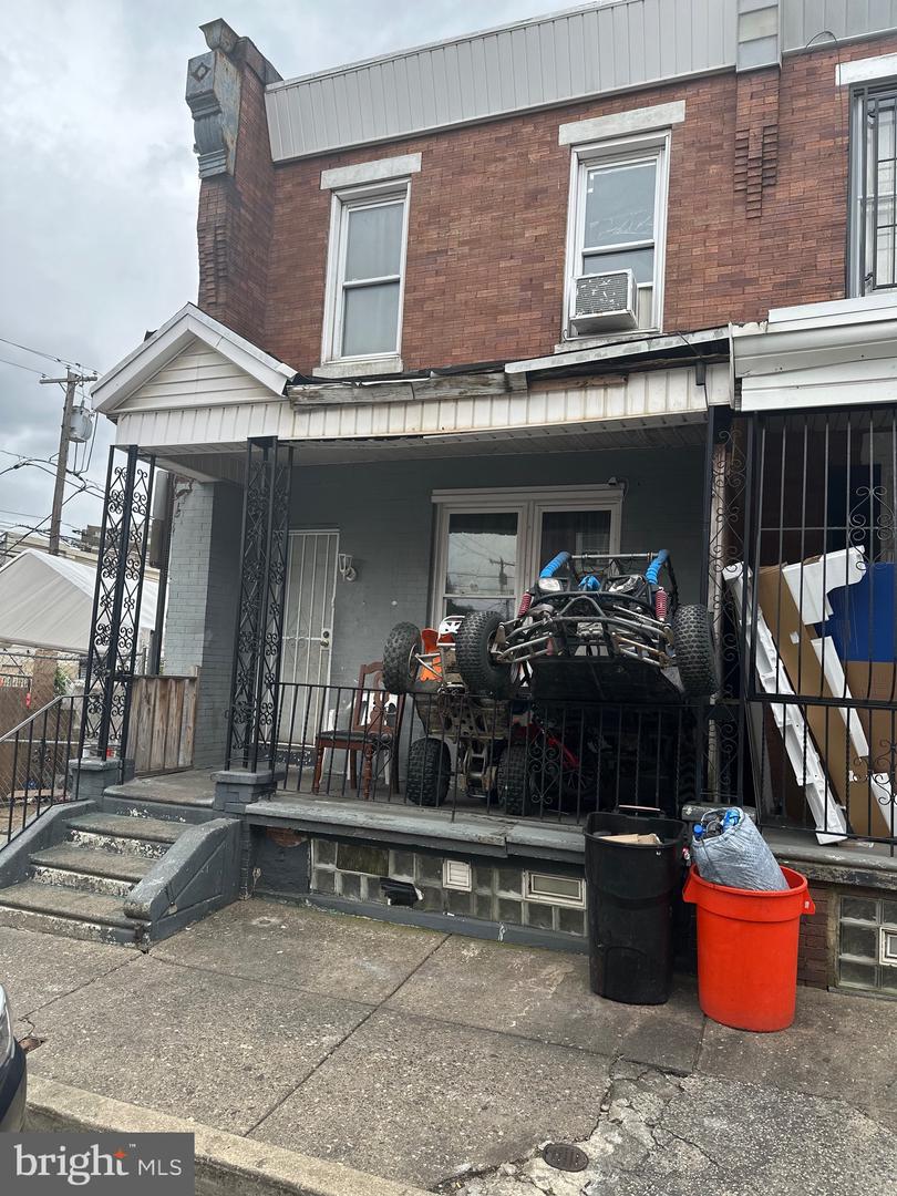 762 E Madison St Property Photo 1