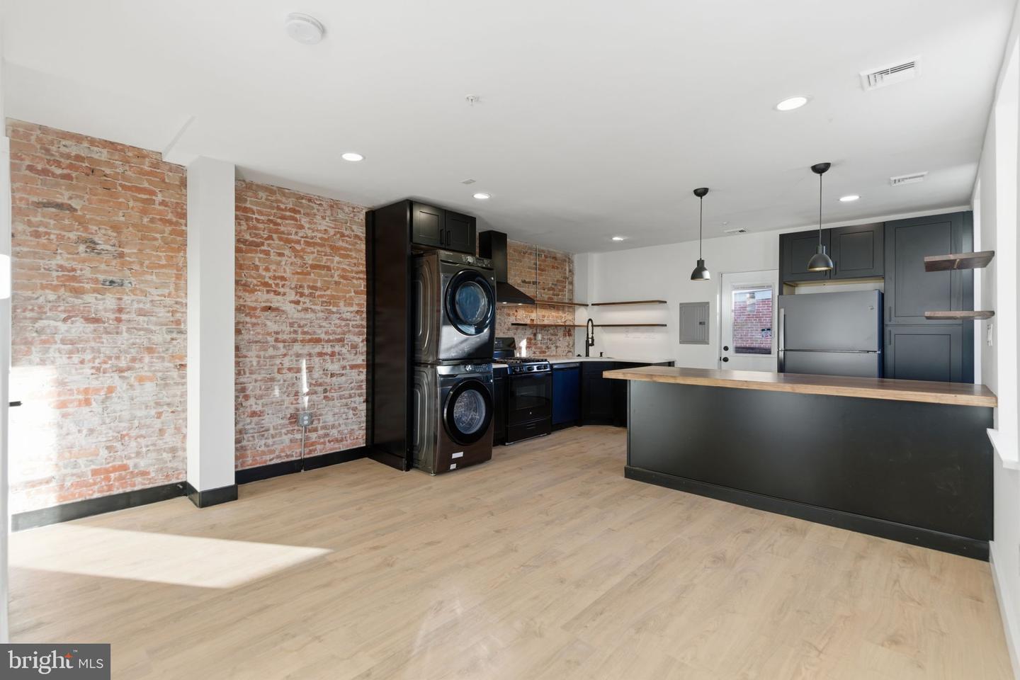 2738 POPLAR ST #2R Property Photo 1