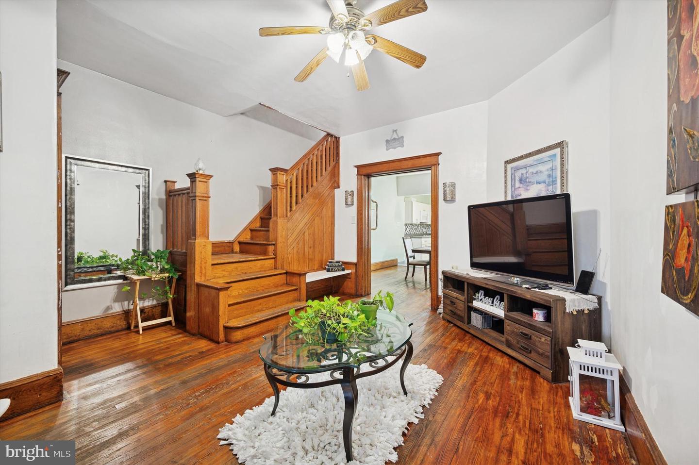 2046 E Ontario St Property Photo 2