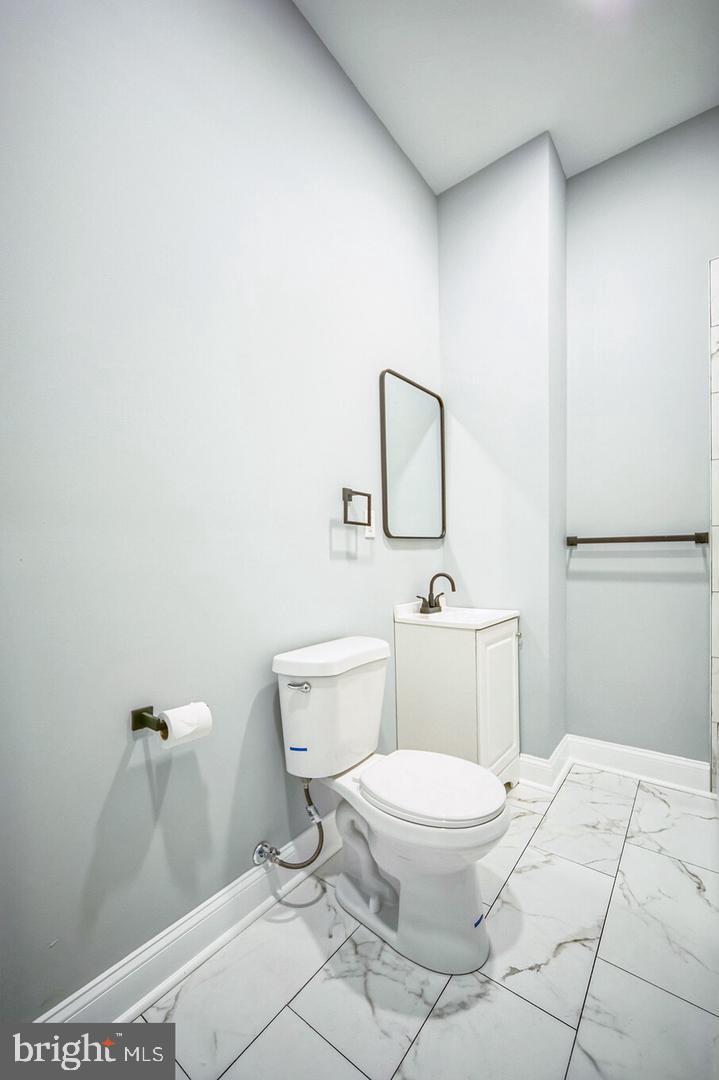 6037 Elmwood Ave Property Photo 11