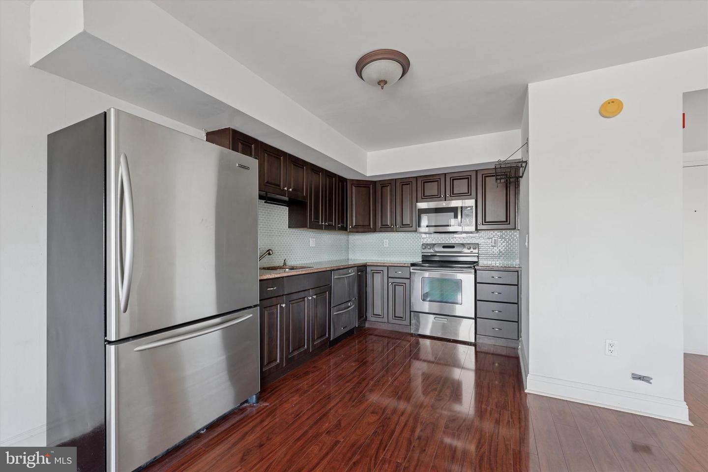 200-10 Lombard St #804 Property Photo 3