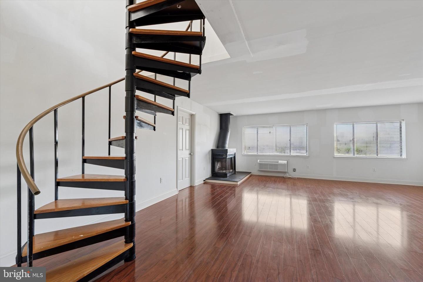 200-10 Lombard St #804 Property Photo 4