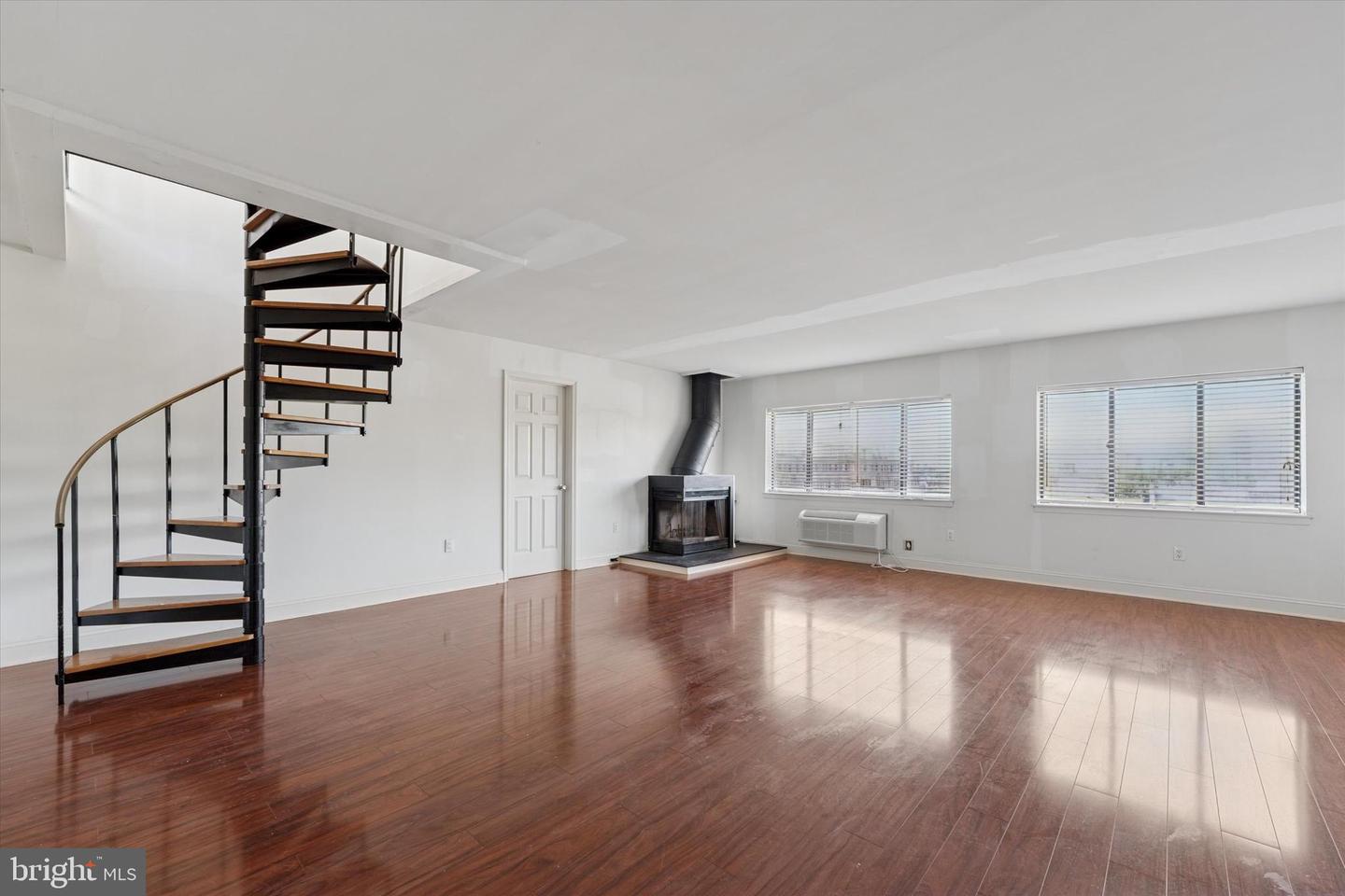 200-10 Lombard St #804 Property Photo 5