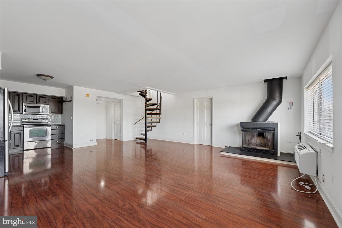 200-10 Lombard St #804 Property Photo 6