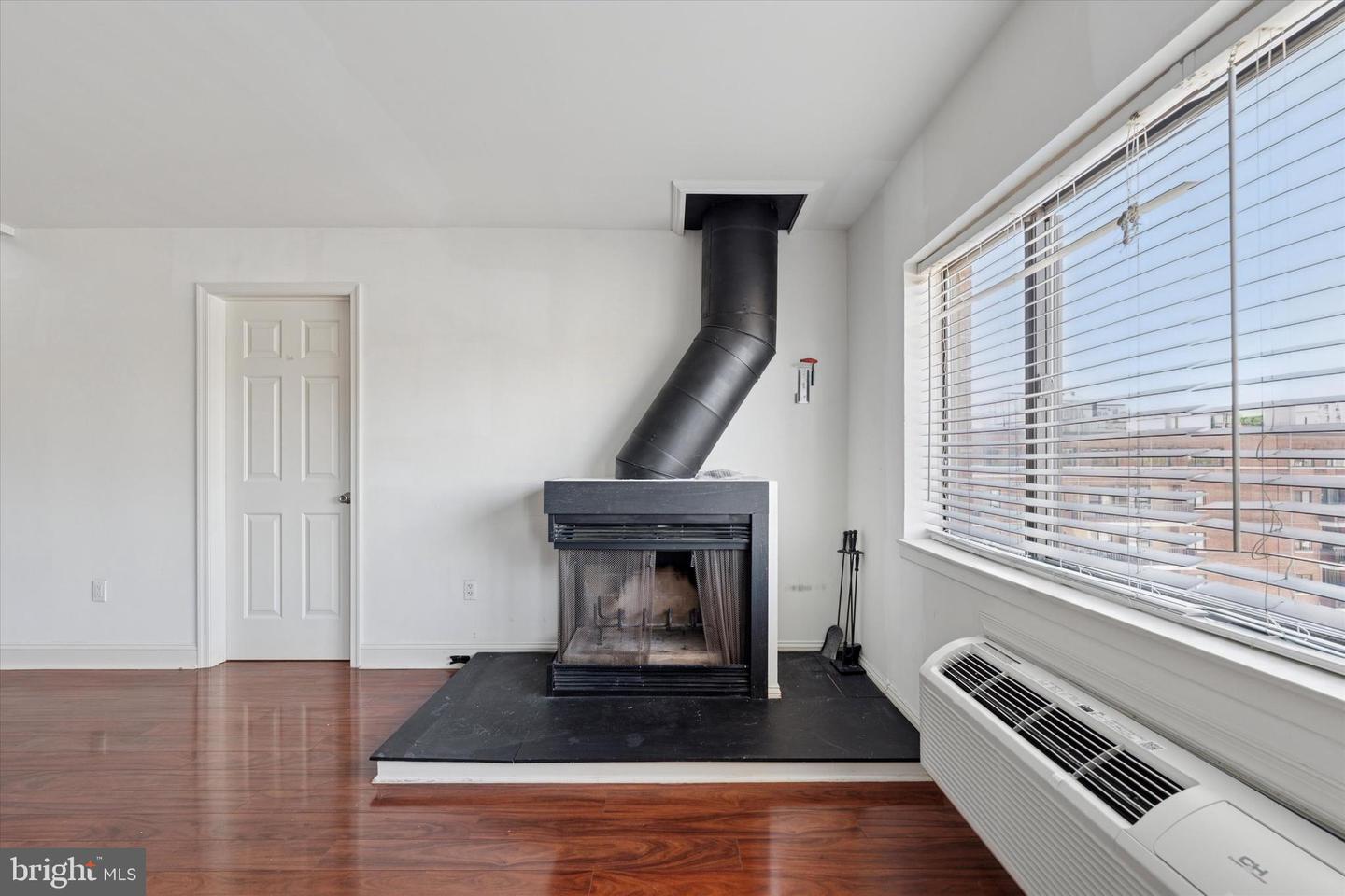200-10 Lombard St #804 Property Photo 7