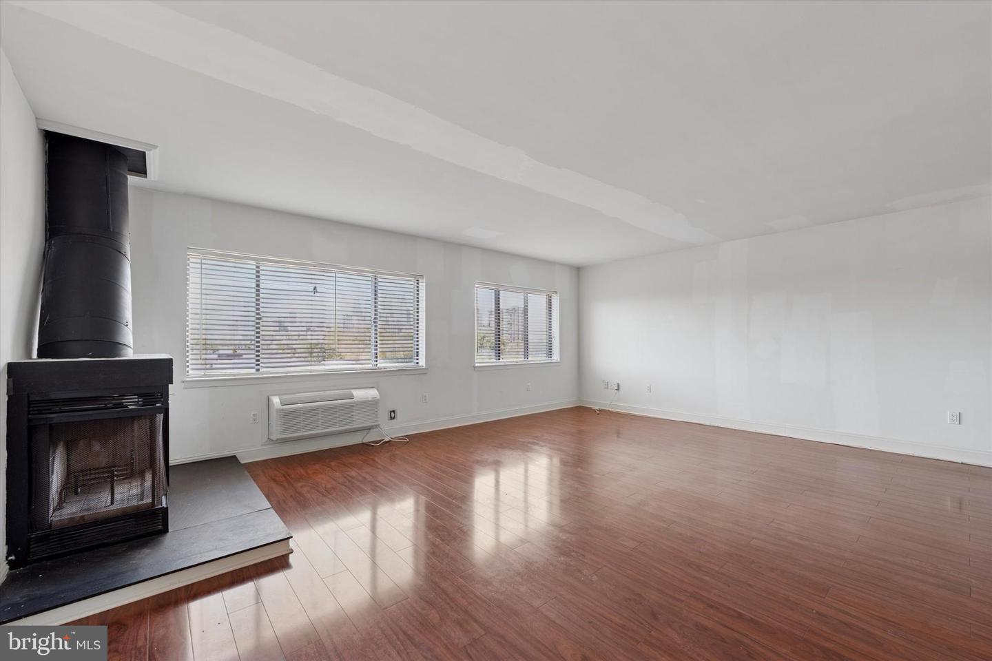 200-10 Lombard St #804 Property Photo 8