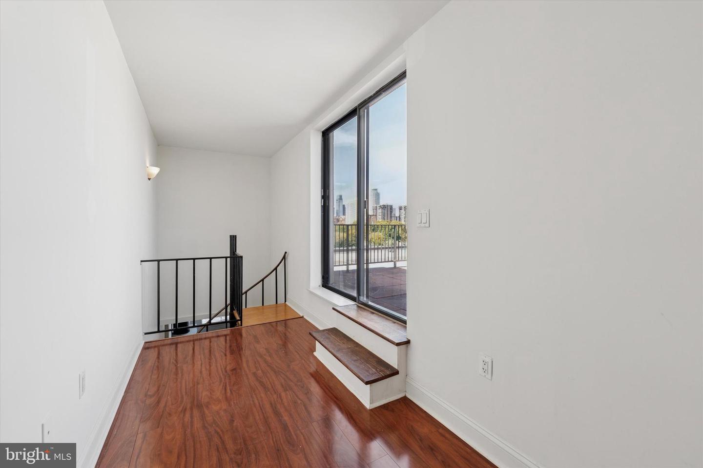 200-10 Lombard St #804 Property Photo 9