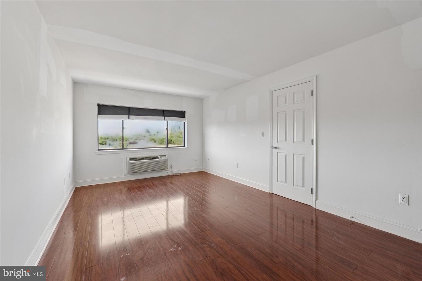 200-10 Lombard St #804 Property Photo 13