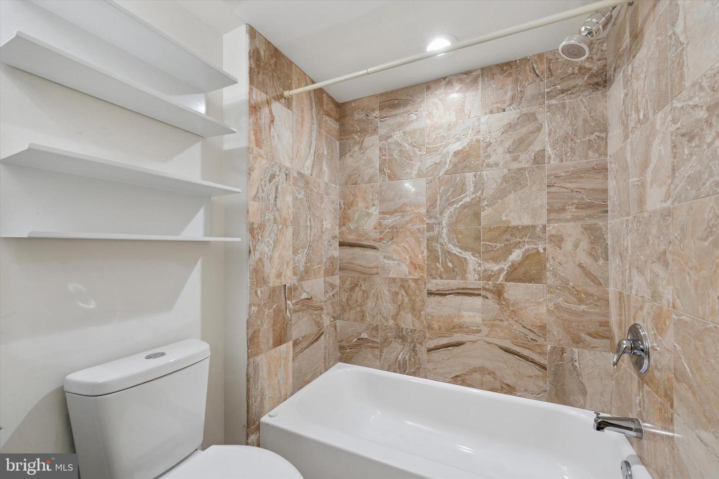200-10 Lombard St #804 Property Photo 15