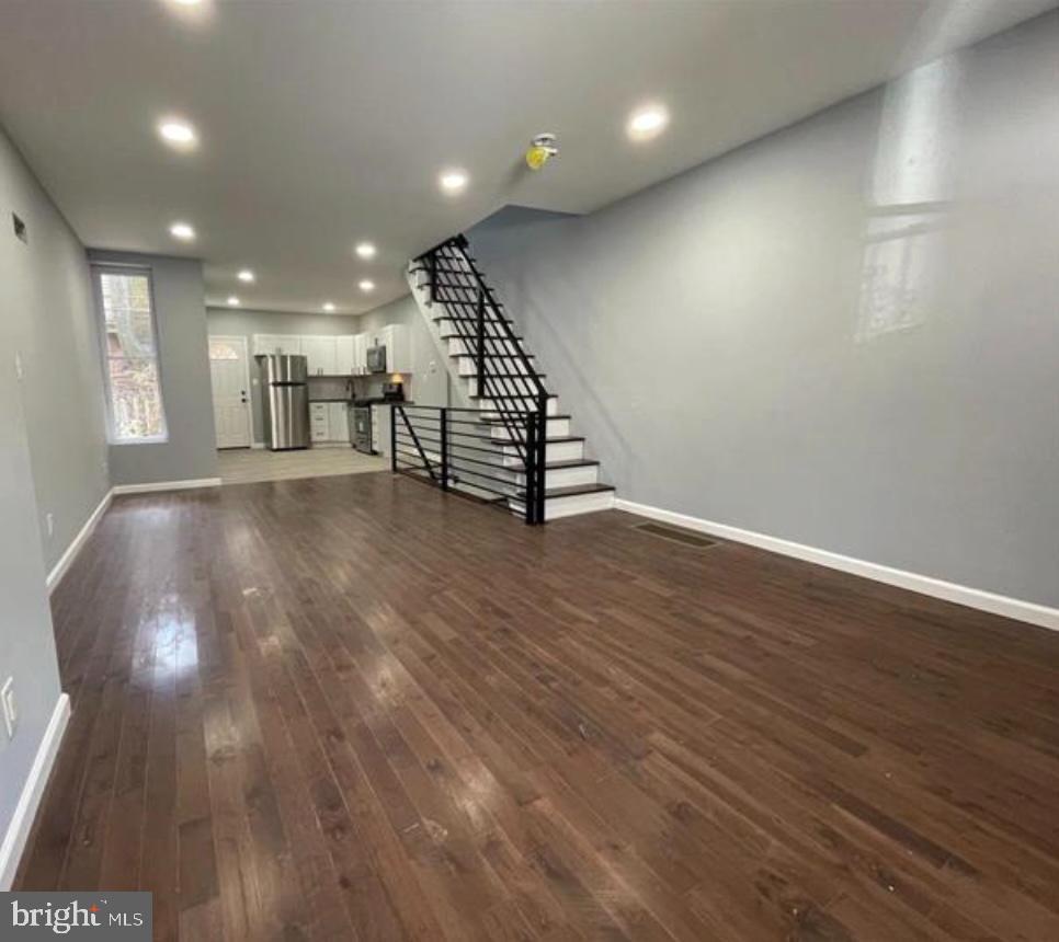 1530 S Lindenwood St Property Photo 3