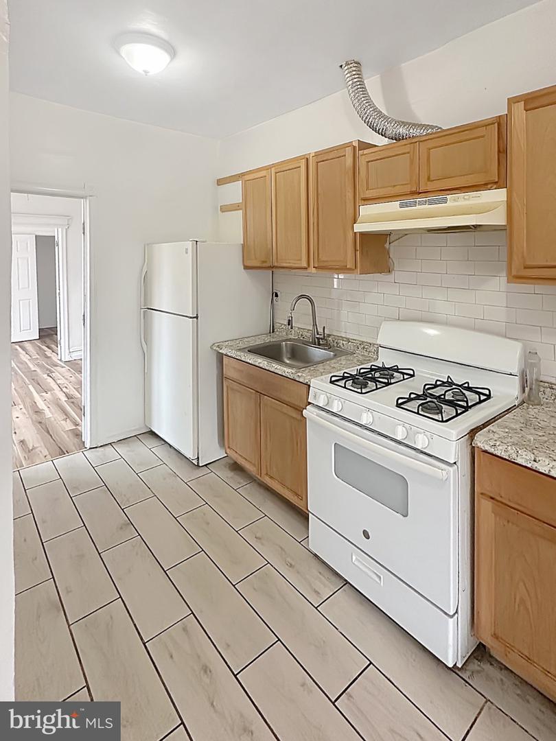 5849 Ludlow St Property Photo 3