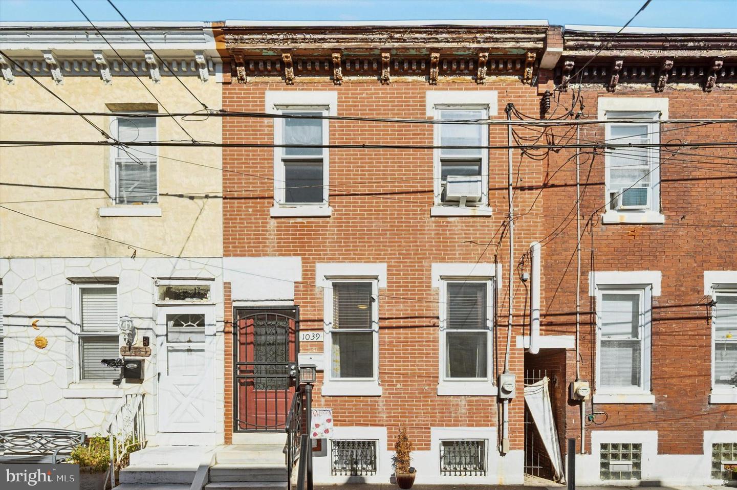 1039 W Russell St Property Photo 1