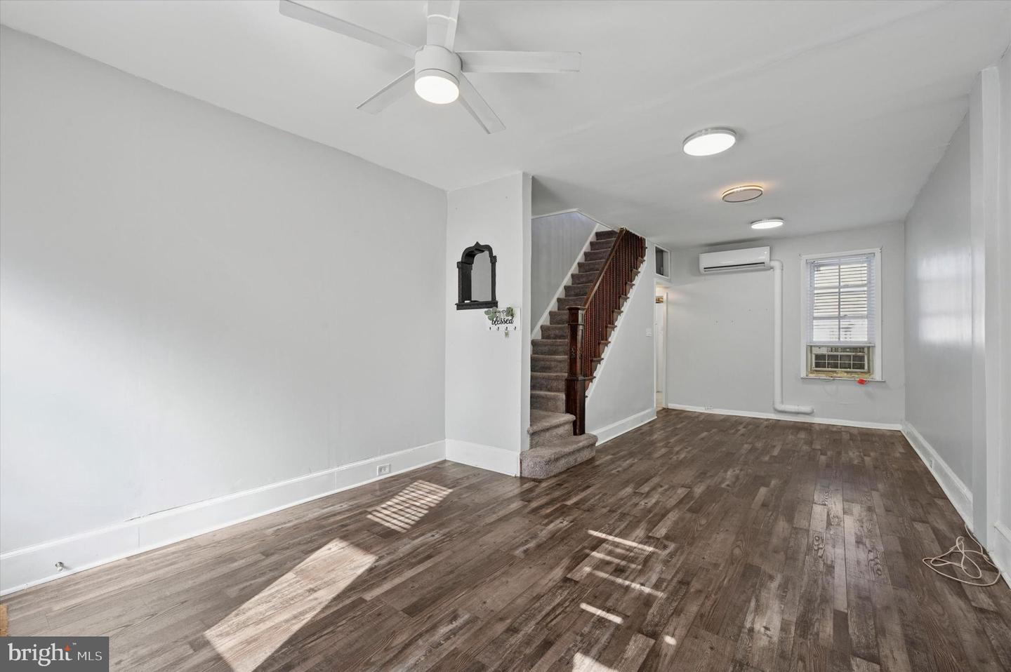 1039 W Russell St Property Photo 3