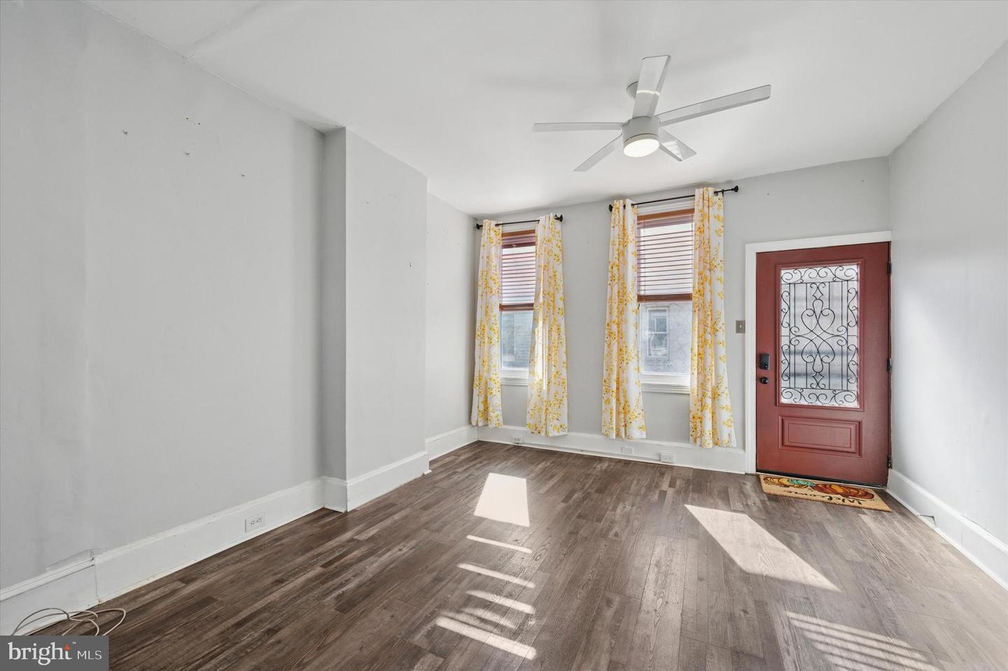 1039 W Russell St Property Photo 4