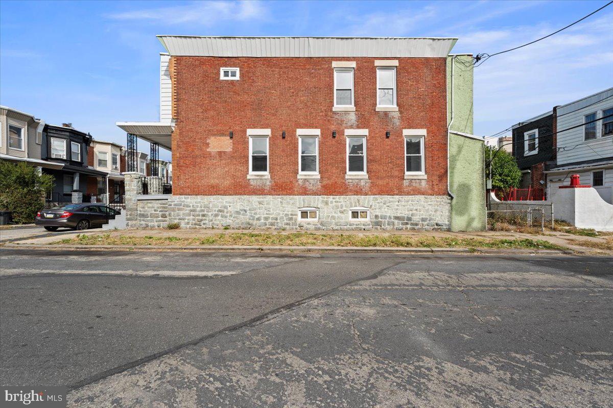 121 S Alden St Property Photo 1