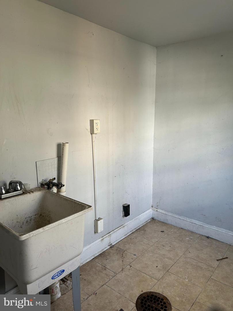 1829 E Clementine St Property Photo 8