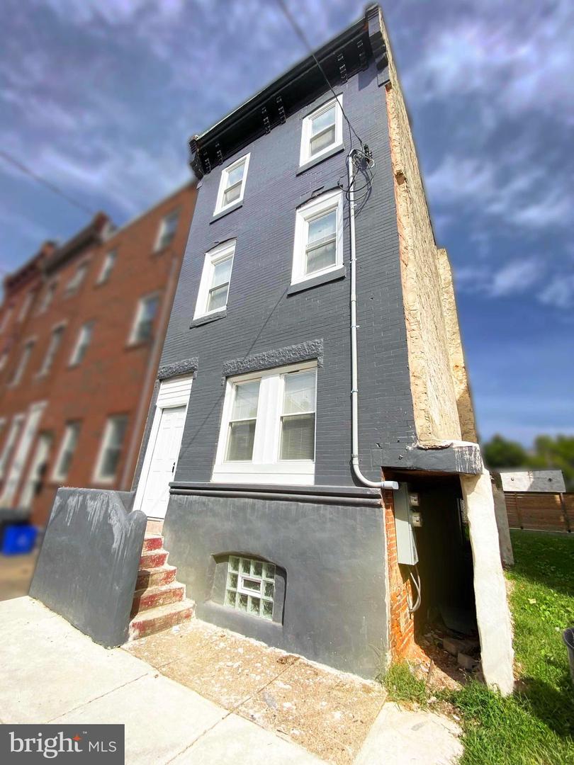 915 W DAUPHIN ST Property Photo 1