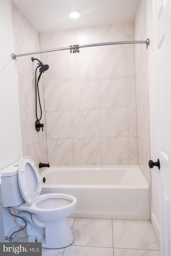 723 N 40th St #2 Property Photo 8