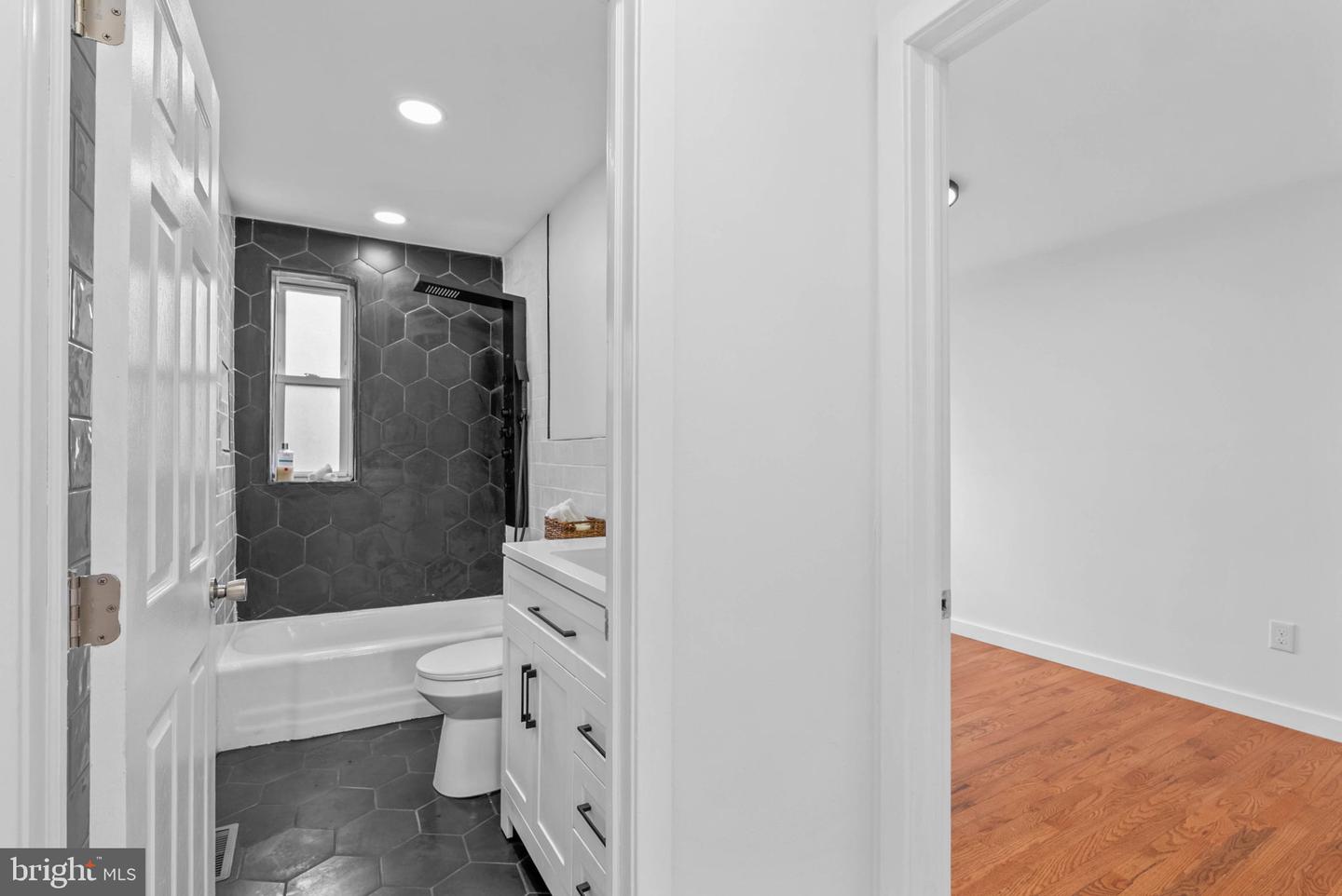 5942 N Norwood St Property Photo 16