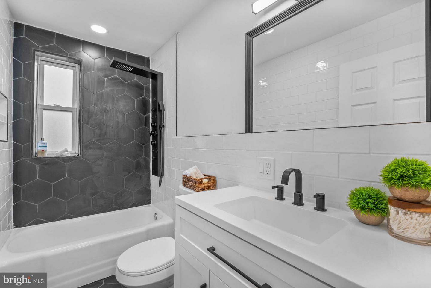5942 N Norwood St Property Photo 17