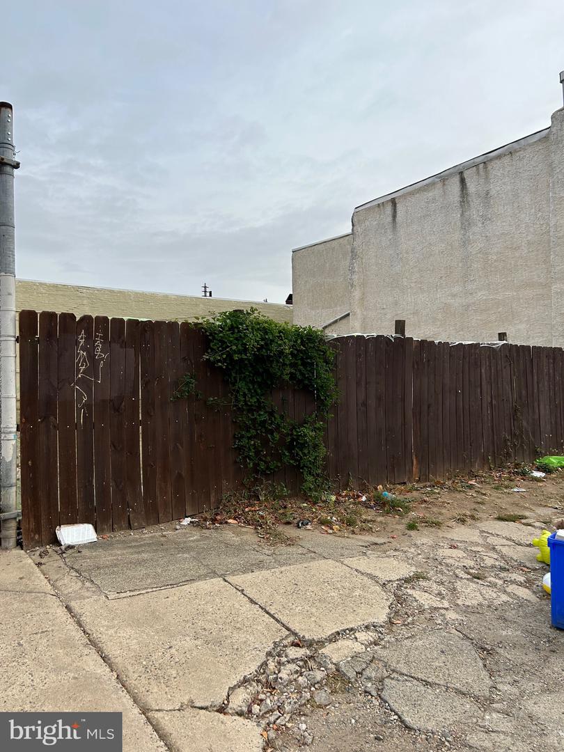 2119-23 E Ann St Property Photo 3