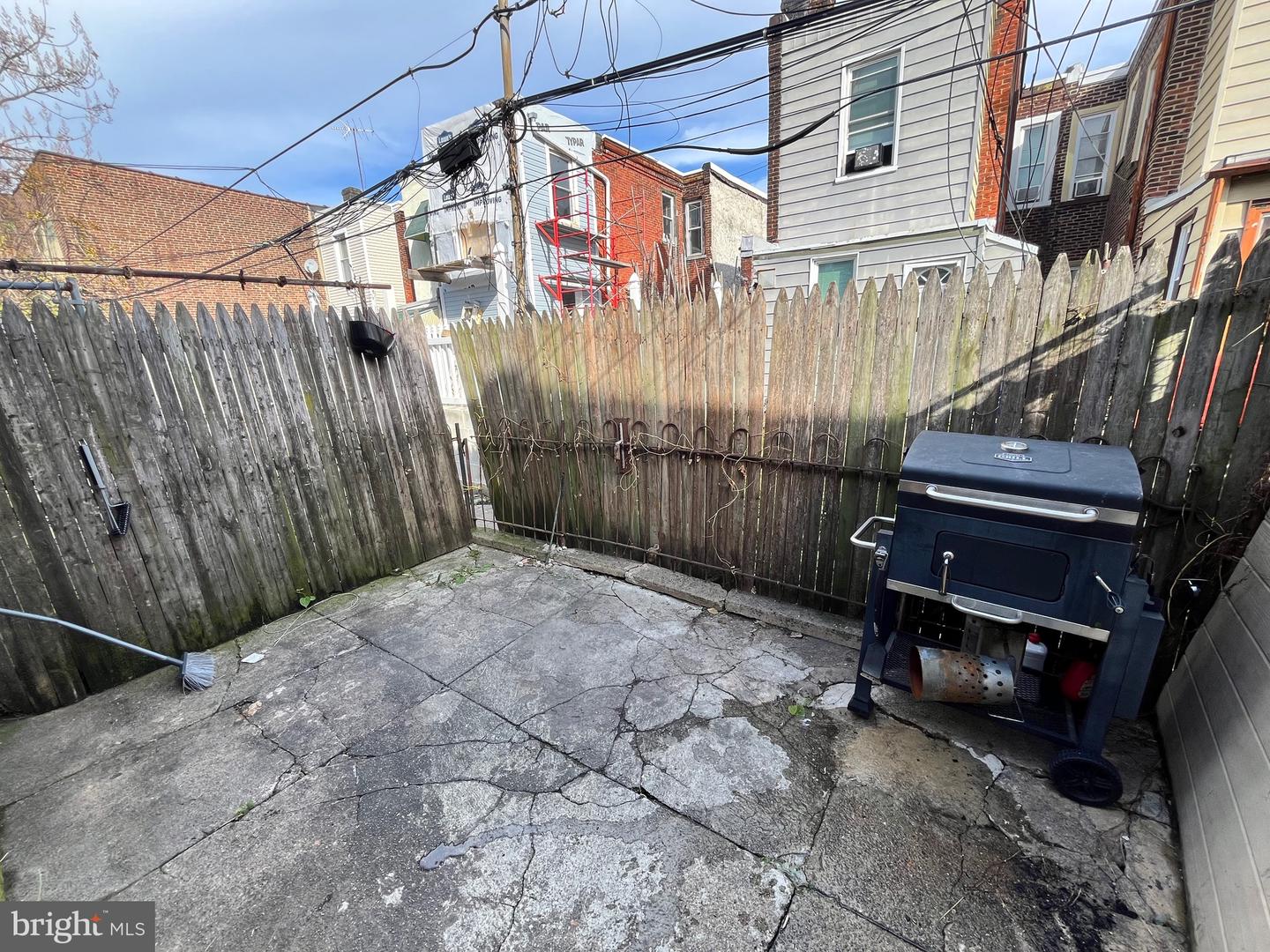 1929 E Thayer St Property Photo 3