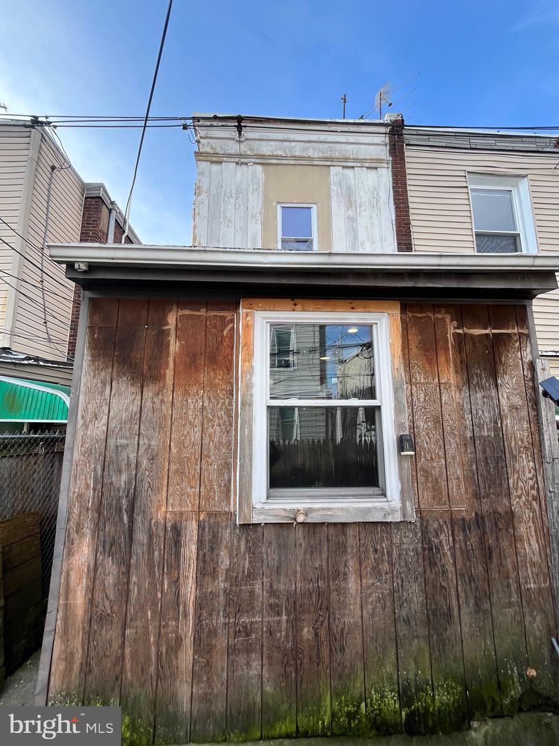 1929 E Thayer St Property Photo 12