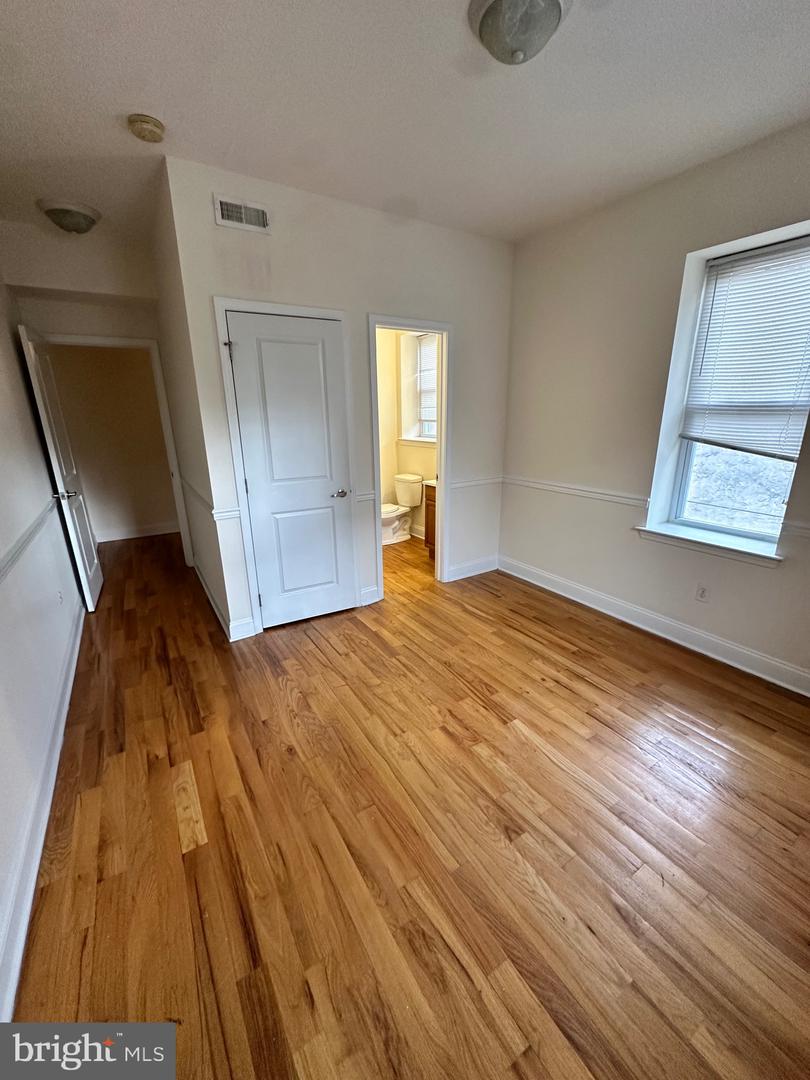 2258-3rd Floor N Park Ave Property Photo 6