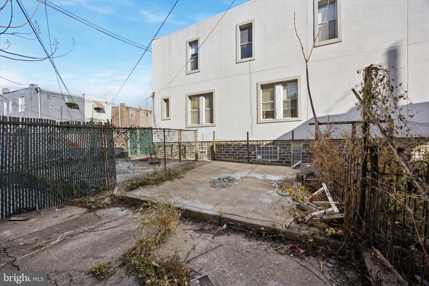 2343 E Somerset St Property Photo 18