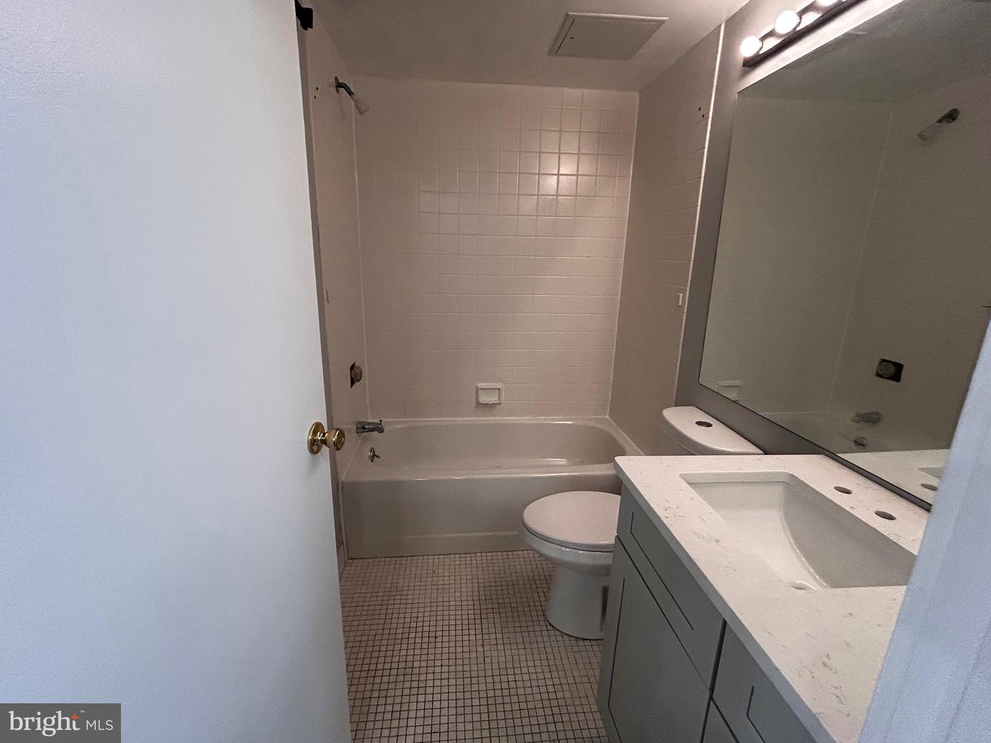 1601-00 Spring Garden St #502 Property Photo 7