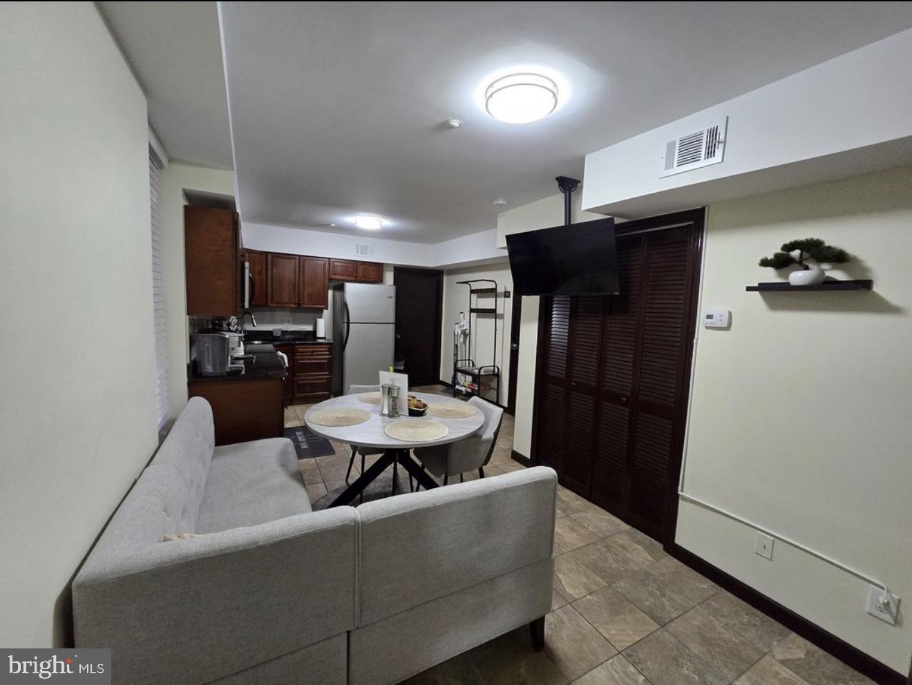 230 Market St #4 Property Photo 3