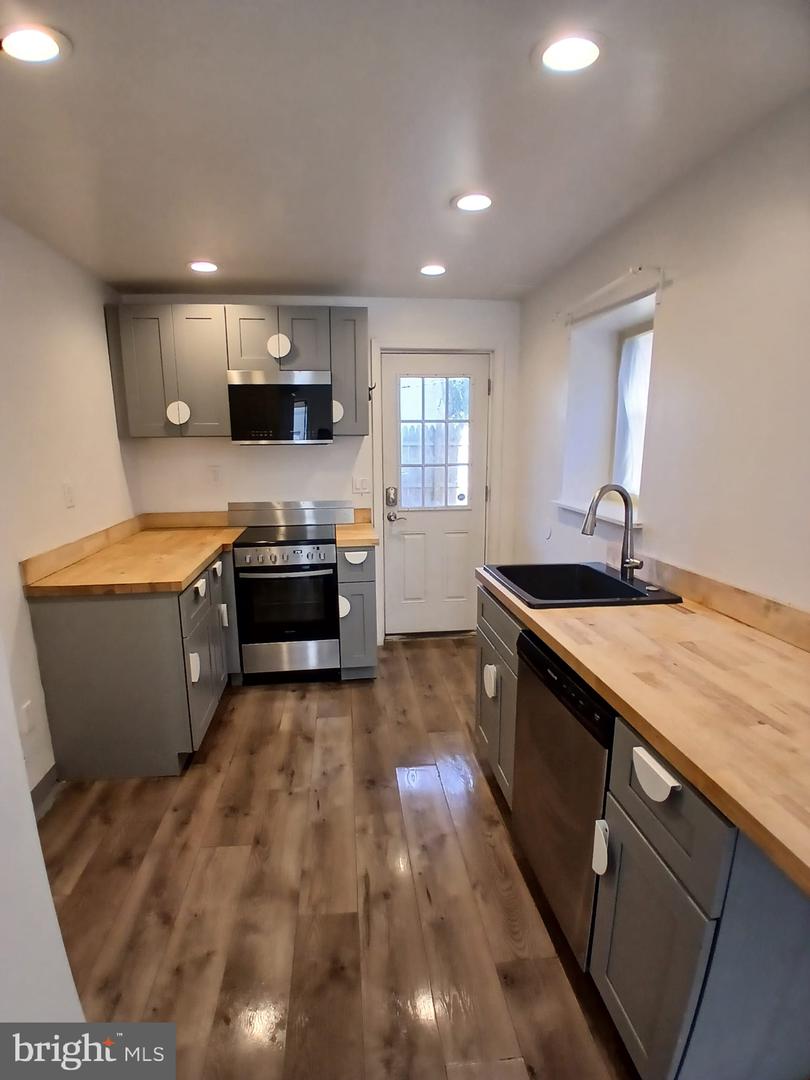 4509 Laird St Property Photo 6