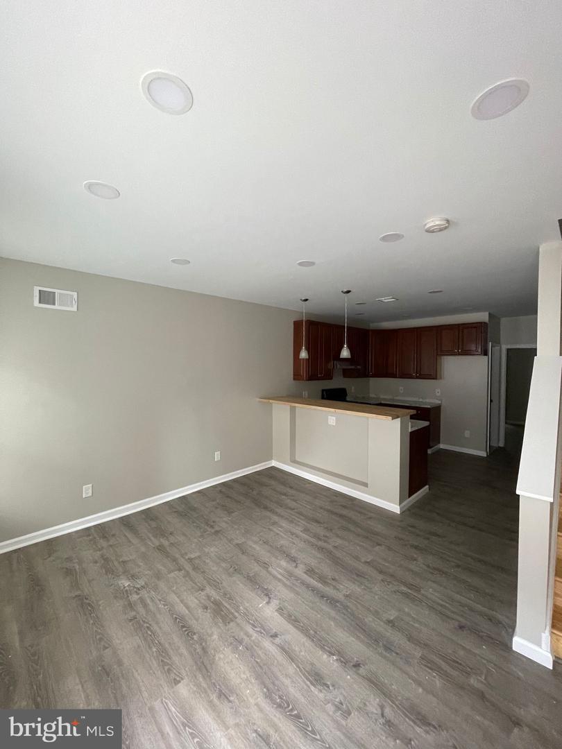1405 W Pacific St Property Photo 3