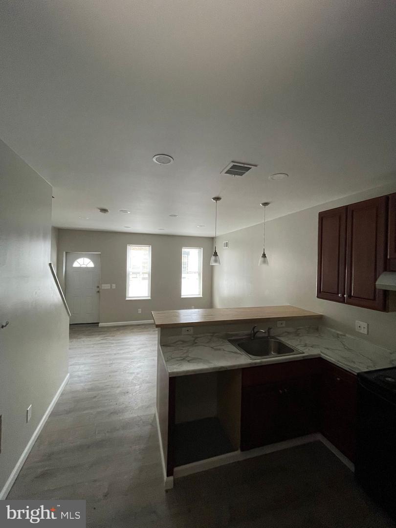 1405 W Pacific St Property Photo 6