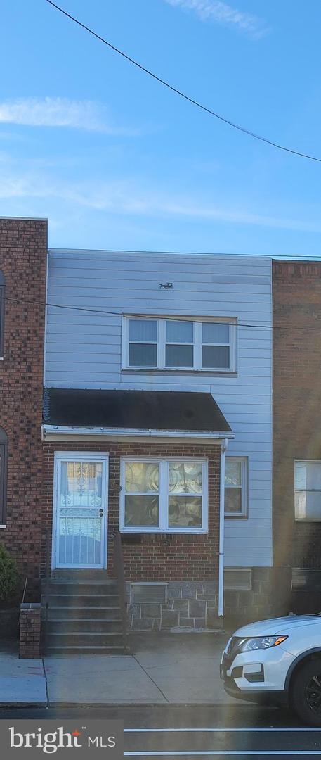 1022 W Oregon Ave Property Photo 1