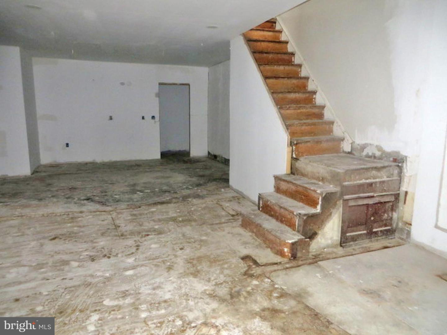 5715 Torresdale Ave Property Photo 2