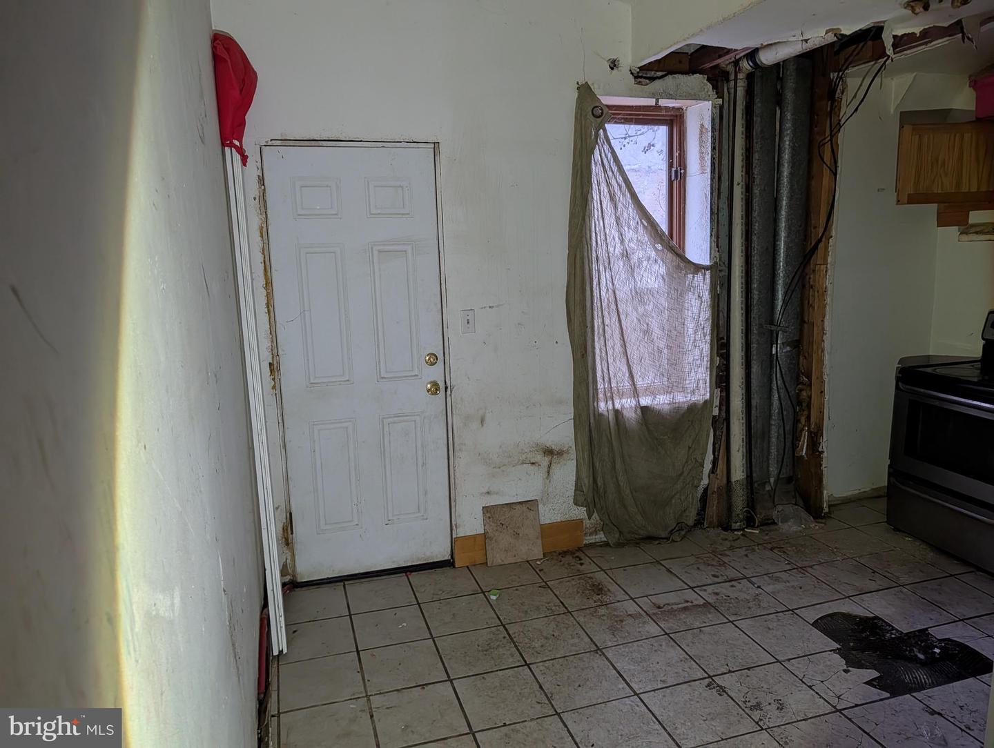 2865 N Leithgow St Property Photo 3