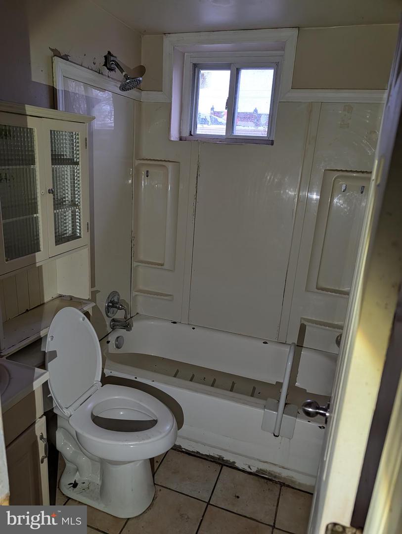 2865 N Leithgow St Property Photo 8