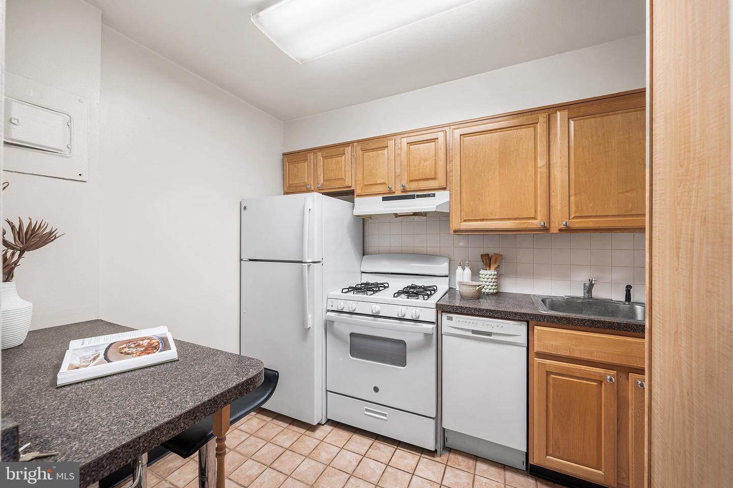 604-36 S Washington Sq #2606 Property Photo 17