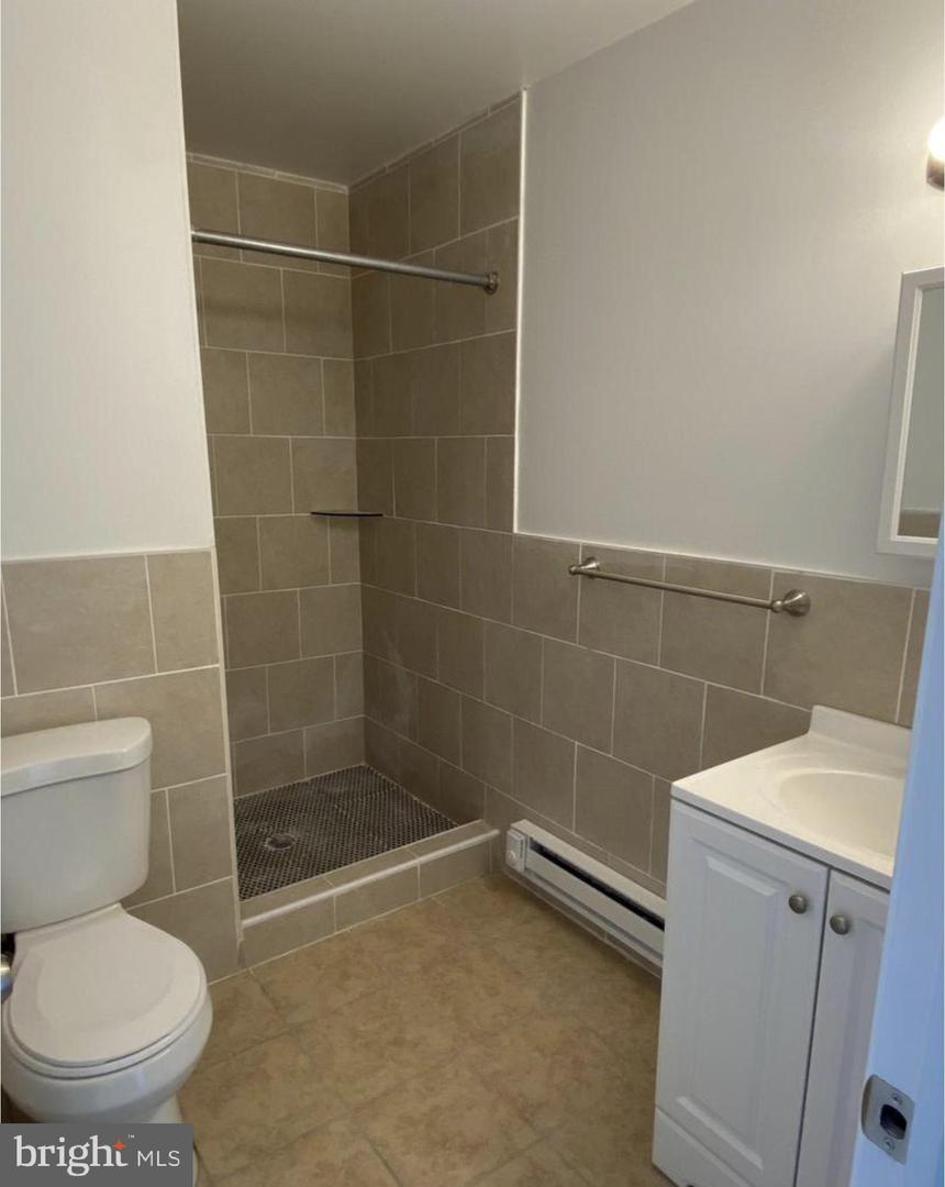 1913 W Diamond St Property Photo 8
